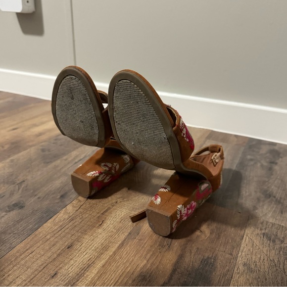 Embroidered Detailing Heels - Picture 3 of 4